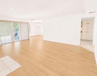 803 Lenox Road - Photo Thumbnail 3