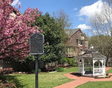 101 E Locust Street - Photo Thumbnail 22