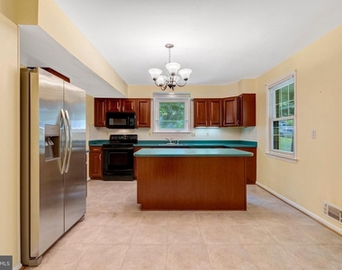 8916 Braeburn Drive - Photo Thumbnail 16