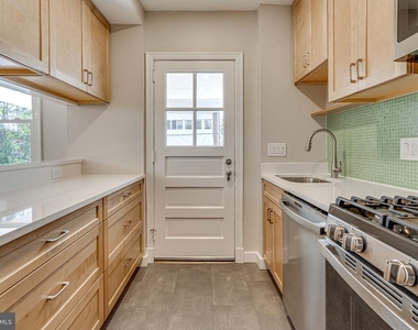425 E Luray Avenue - Photo Thumbnail 11
