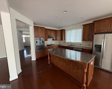 10905 Fairmont Lane - Photo Thumbnail 2
