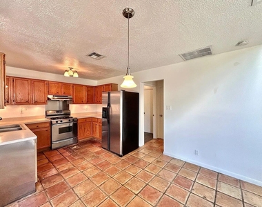 806 Minturn Ln - Photo Thumbnail 8