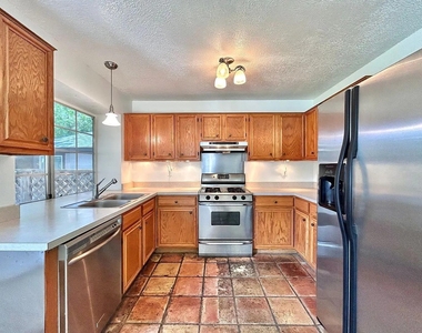 806 Minturn Ln - Photo Thumbnail 7