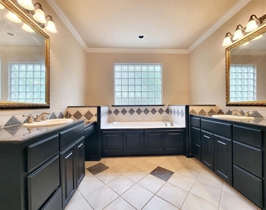 10526 Grand Oak Cir - Photo Thumbnail 15