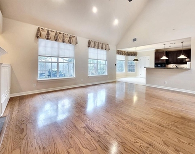 10526 Grand Oak Cir - Photo Thumbnail 7