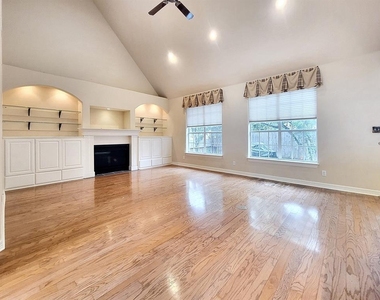 10526 Grand Oak Cir - Photo Thumbnail 6