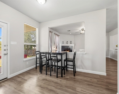 111 Brazos Ln - Photo Thumbnail 9