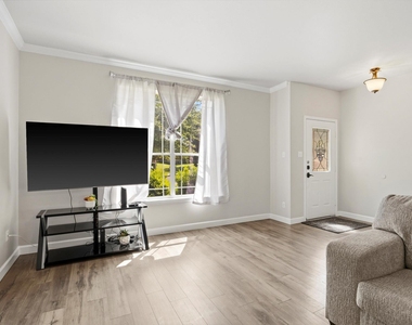 111 Brazos Ln - Photo Thumbnail 4