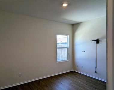 1112 Minnow Ln - Photo Thumbnail 4