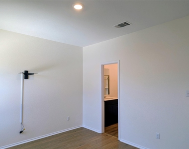 1112 Minnow Ln - Photo Thumbnail 6