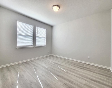 2044 Arendale Dr - Photo Thumbnail 2