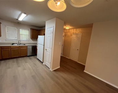 513 Crater Lake Dr - Photo Thumbnail 15