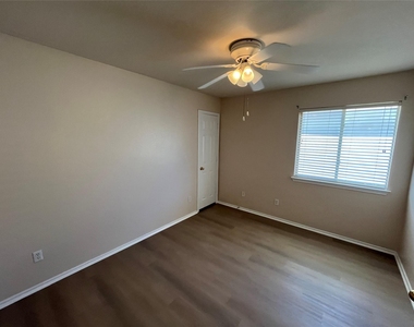 513 Crater Lake Dr - Photo Thumbnail 23