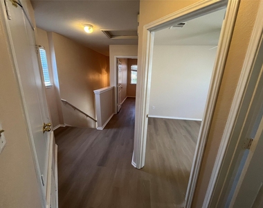 513 Crater Lake Dr - Photo Thumbnail 18