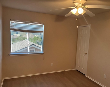 513 Crater Lake Dr - Photo Thumbnail 20