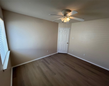 513 Crater Lake Dr - Photo Thumbnail 22