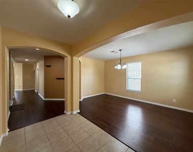 1032 Dyer Crossing Way - Photo Thumbnail 4