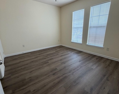 8290 Gate Parkway - Photo Thumbnail 13