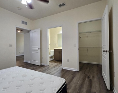 8290 Gate Parkway - Photo Thumbnail 12