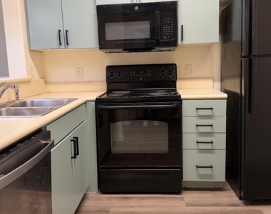 8290 Gate Parkway - Photo Thumbnail 9