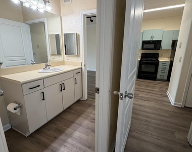 8290 Gate Parkway - Photo Thumbnail 16