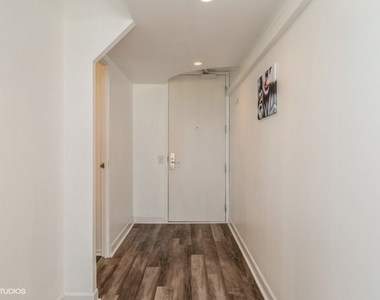 4343 N Clarendon Avenue - Photo Thumbnail 8