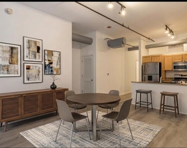 400 W Ontario Street - Photo Thumbnail 2