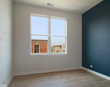 1507 W Carmen Avenue - Photo Thumbnail 9