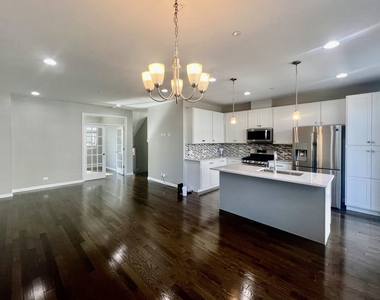 828 Center Street - Photo Thumbnail 4
