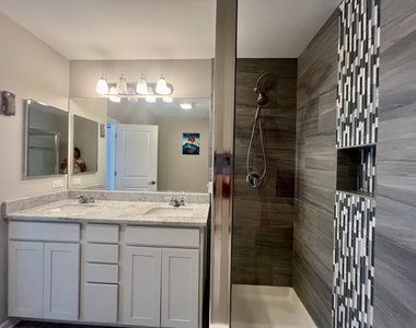828 Center Street - Photo Thumbnail 14