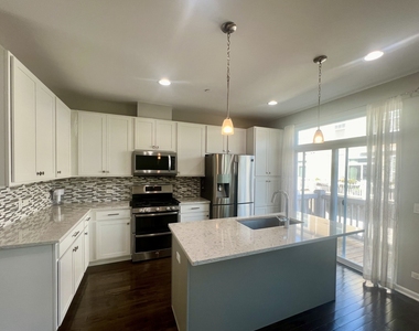 828 Center Street - Photo Thumbnail 6