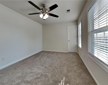 863 Langley View Court - Photo Thumbnail 11