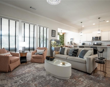 729 Glenside Drive - Photo Thumbnail 4
