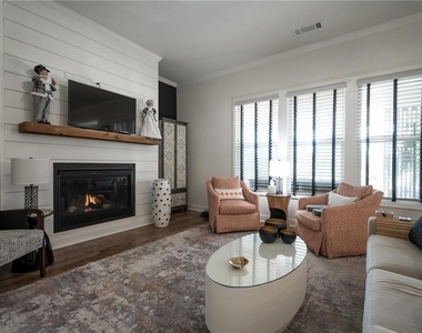 729 Glenside Drive - Photo Thumbnail 3