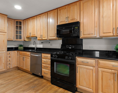 917 Hamlin Street - Photo Thumbnail 4