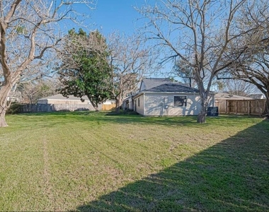 8706 Belle Glen Drive - Photo Thumbnail 8