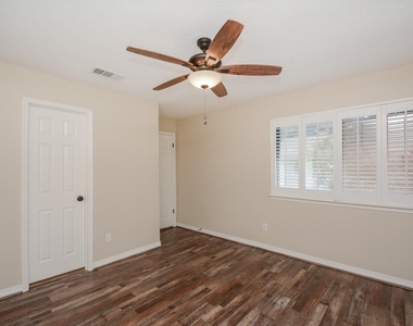 12518 Dolgo Drive - Photo Thumbnail 21
