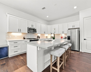 2618 Mcllhenny Street - Photo Thumbnail 10