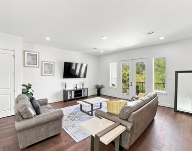 2618 Mcllhenny Street - Photo Thumbnail 7