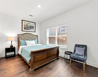 2618 Mcllhenny Street - Photo Thumbnail 4