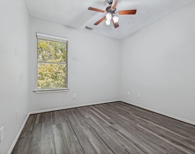 151 N Burberry Park Circle - Photo Thumbnail 21