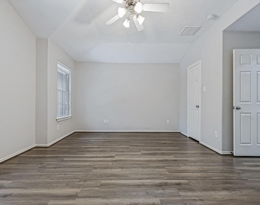 151 N Burberry Park Circle - Photo Thumbnail 5