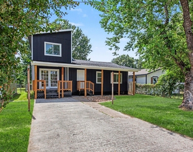 302 Lawrence Street - Photo Thumbnail 2