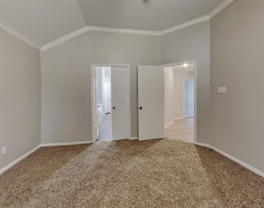 15907 Lausanne Drive - Photo Thumbnail 12