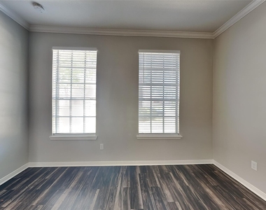 15907 Lausanne Drive - Photo Thumbnail 2
