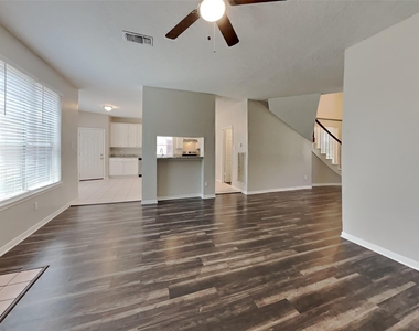 15907 Lausanne Drive - Photo Thumbnail 4