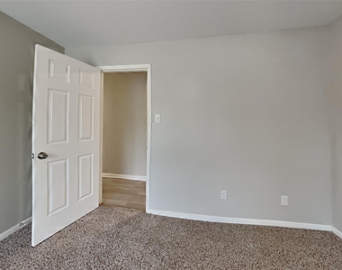 15907 Lausanne Drive - Photo Thumbnail 16
