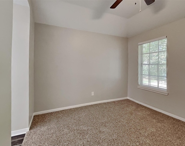 15907 Lausanne Drive - Photo Thumbnail 19
