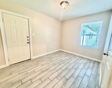920 Vivian Ave - Photo Thumbnail 6
