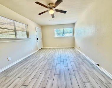 920 Vivian Ave - Photo Thumbnail 9
